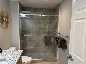 Dusche, Haartrockner, Handtücher, Seife