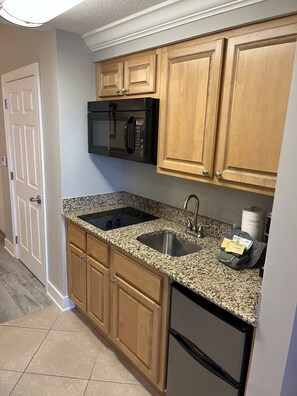 電子レンジ、トースター、ミキサー、調理器具と食器