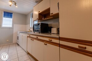 Réfrigérateur, micro-ondes, four, cafetière/bouilloire