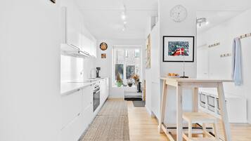 Kjøleskap, kokeplater, oppvaskmaskin og kaffetrakter/tekoker