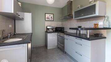 Een koelkast, een microgolfoven, een oven, een vaatwasser