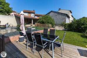 Outdoor dining - LE 10 - Volvic - Gîte (VOLVIC)