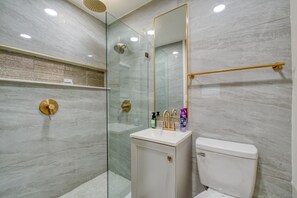 Shower, hair dryer, towels, soap - Atlanta's East Point charm, just a 13-min drive away from Mercedes-Benz Stadium (East Point)