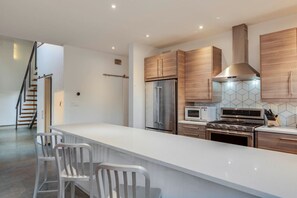 Fridge, microwave, oven, stovetop - Taos Seasons - "Luxury Taos Retreat – Experience the Seasonal Bliss" (Taos)