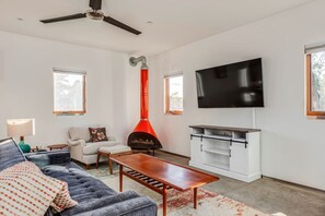 Smart TV, chimenea y estéreo