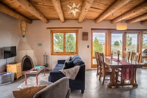 Smart-TV, Kamin, DVD-Player, Bücher