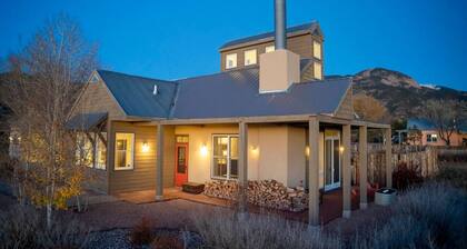 "Desert Haven: Luxe Stay, Hot Tub, Majestic Views"