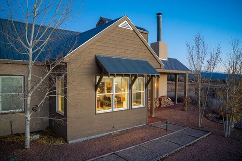 "Desert Haven: Luxe Stay, Hot Tub, Majestic Views"