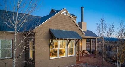 "Desert Haven: Luxe Stay, Hot Tub, Majestic Views"