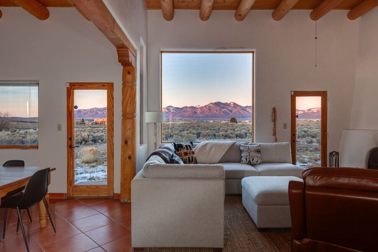 Smart TV, chimenea, futbolito y libros 