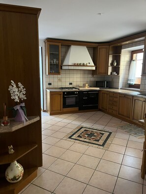 Fridge, microwave, oven, stovetop - Vacation home in the heart of Trentino-Alto Adige (Roveré della Luna)
