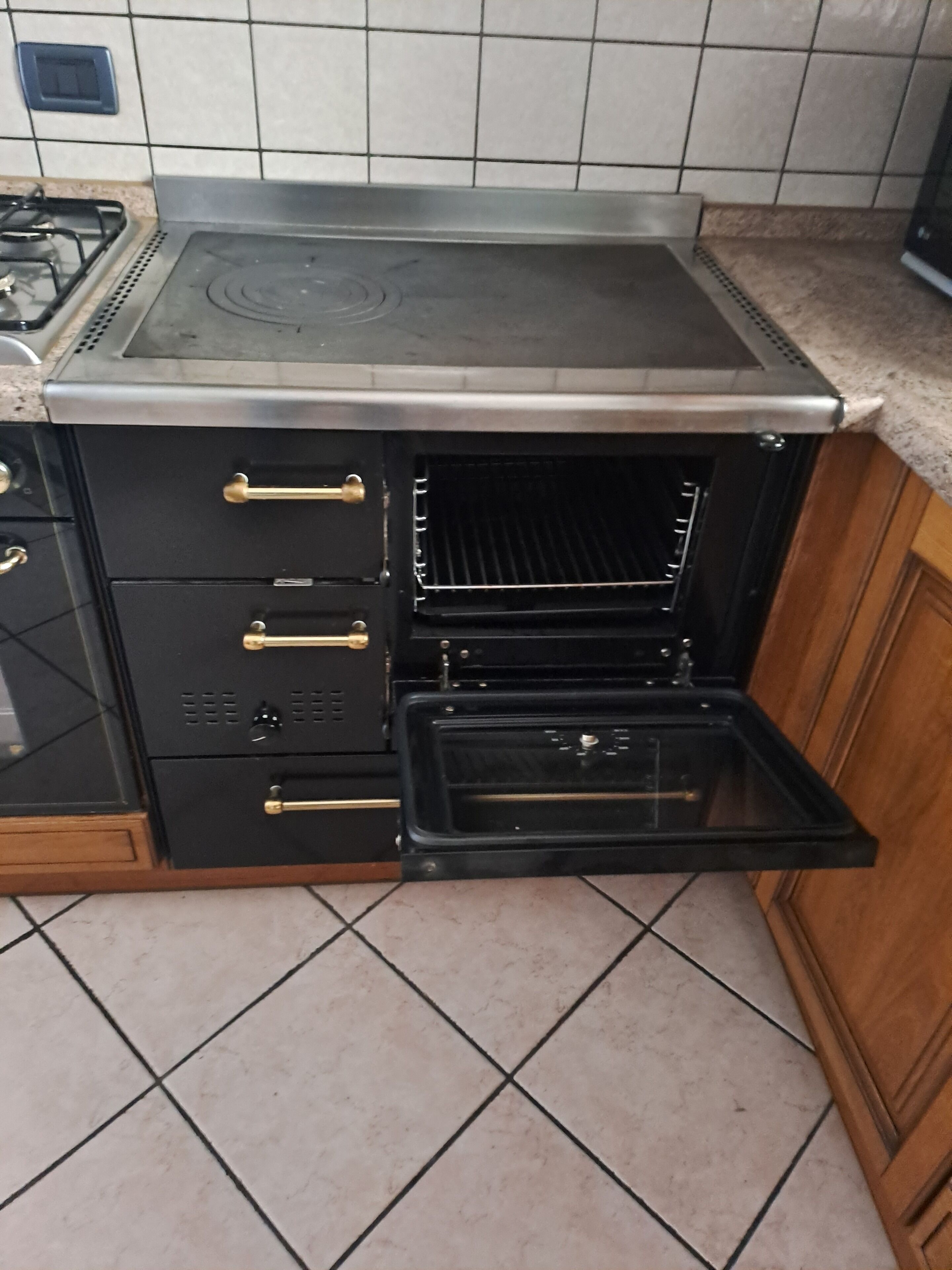 A kitchen with a built-in oven and a stovetop.