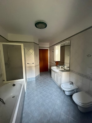 Hair dryer, bidet, towels, soap - Vacation home in the heart of Trentino-Alto Adige (Roveré della Luna)