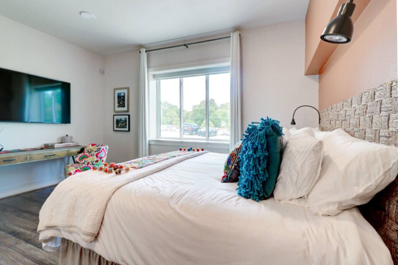 Desk, WiFi, bed sheets