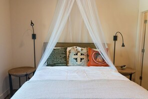 Desk, WiFi, bed sheets