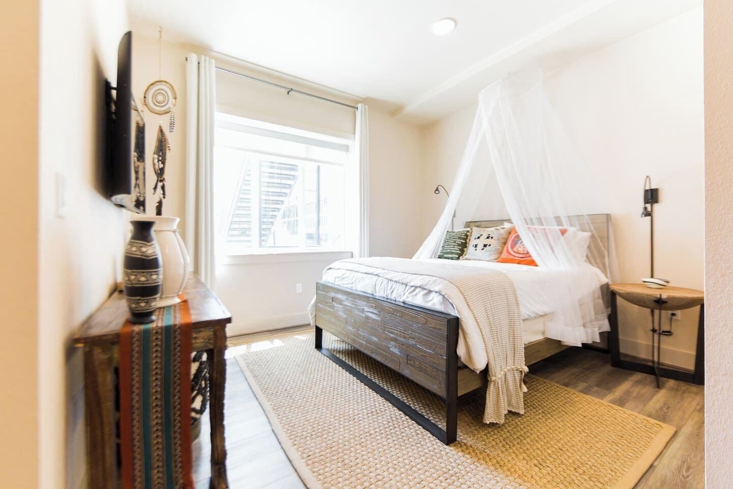 Työpöytä, Wi-Fi, vuodevaatteet