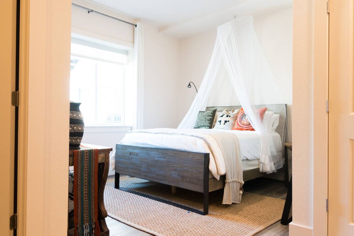 Desk, WiFi, bed sheets