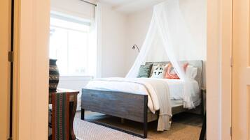 Desk, WiFi, bed sheets