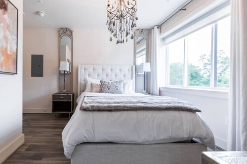 Deluxe Suite,1 Queen Bed (Paris)