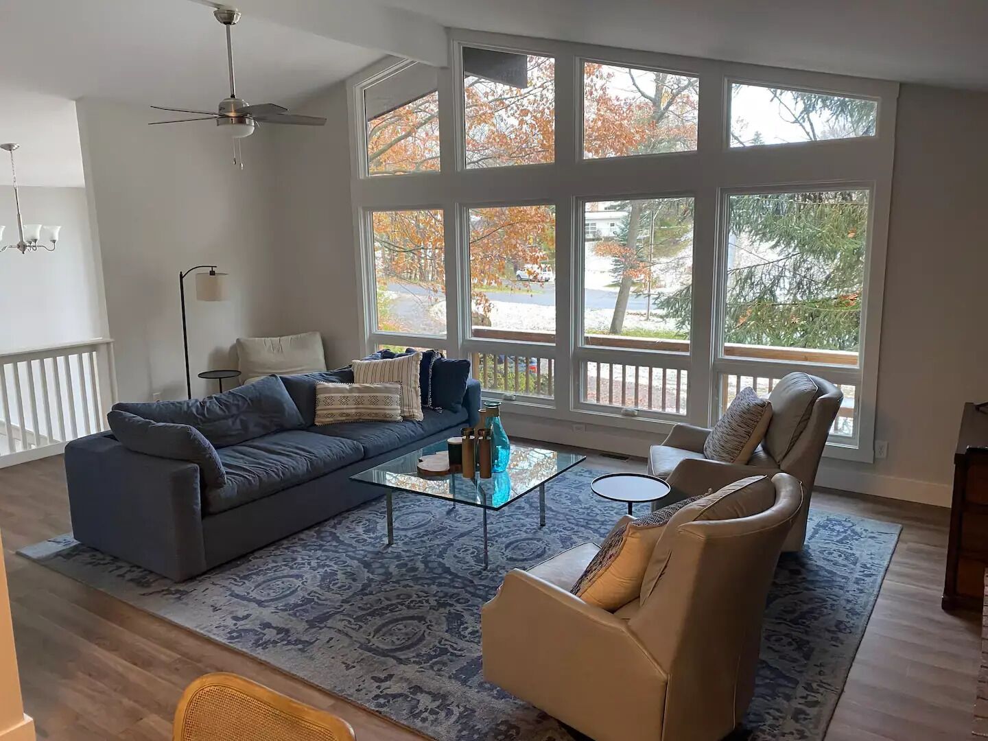 Een smart-tv, een open haard en boeken