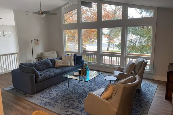 Een smart-tv, een open haard en boeken