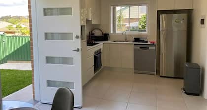 Cosy Sunlit Home Away from Home