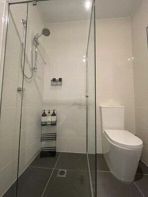 Haartrockner, Handtücher, Seife, Toilettenpapier