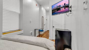 Comfort studio | Een bureau, een laptopwerkplek, een strijkplank/strijkijzer, gratis wifi