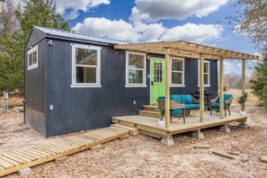 Terrace/patio - Cozy Cabin in the woods! Queen bed, quiet, peaceful, secluded getaway.  (Greenville)