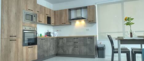 冰箱、微波炉、烤箱、洗碗机