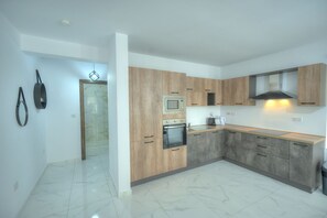 Refrigerador, microondas, horno y lavavajillas 