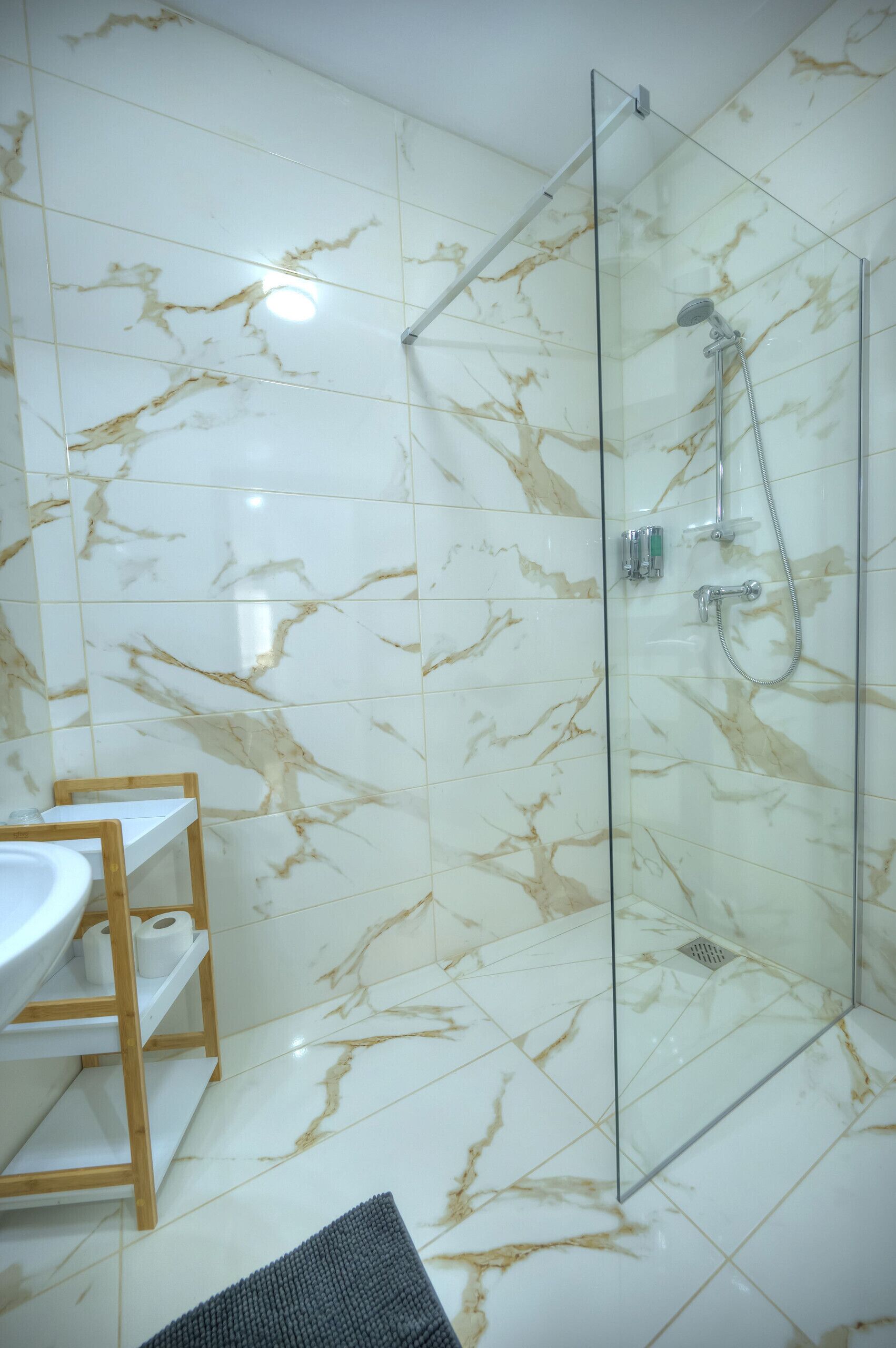 Dusche, Haartrockner, Handtücher