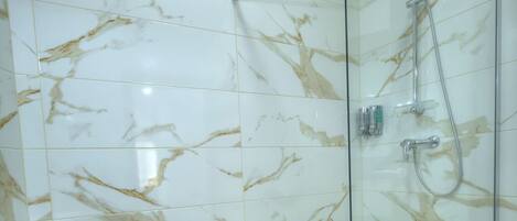 Douche, sèche-cheveux, serviettes fournies