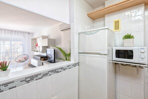 Fridge, microwave, oven, coffee/tea maker - WintoWinRentals - La Estancia FREE PARKING. (Málaga)