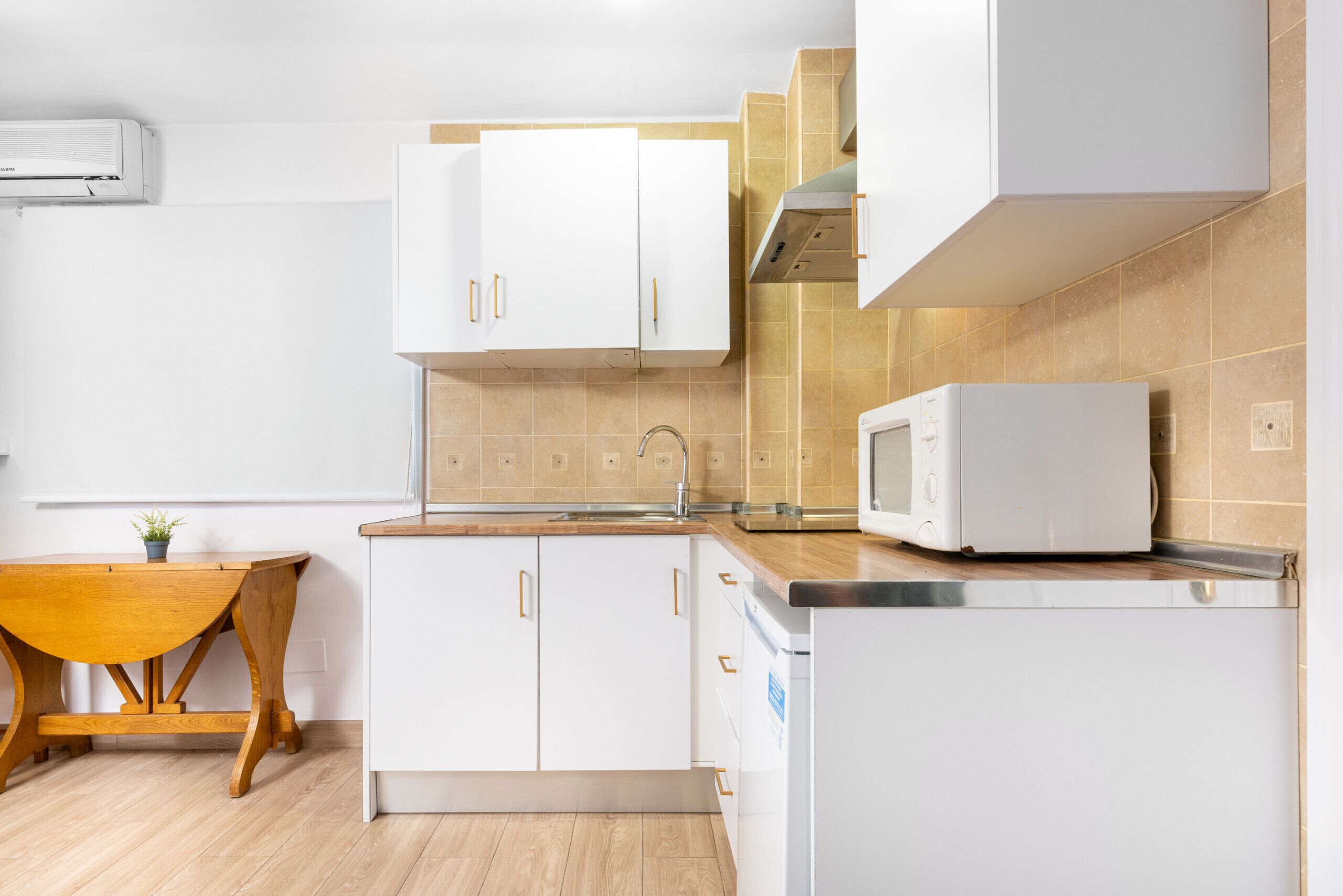 Réfrigérateur, micro-ondes, cafetière/bouilloire, grille-pain