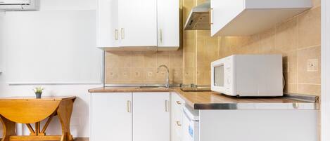 Réfrigérateur, micro-ondes, cafetière/bouilloire, grille-pain