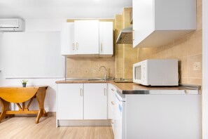 Fridge, microwave, coffee/tea maker, toaster - WintowinRentals Comfortable apartment in Málaga (Málaga)