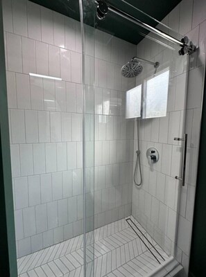 Shower, hair dryer, towels, soap - The surf guest casita 2 bed 1 bath, yard & laundry.

 (Alhambra)