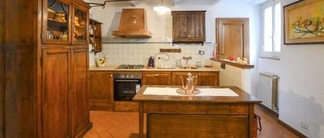 Fridge, stovetop, dishwasher, coffee/tea maker