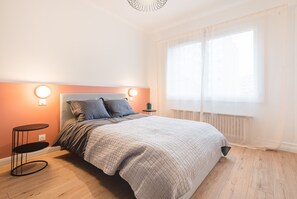 1 soverom, skrivebord, strykejern/-brett og reiseseng for barn