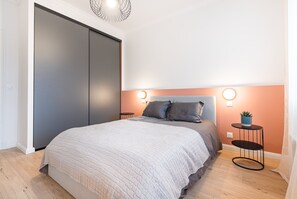 1 sovrum, skrivbord, strykjärn/strykbräda och resesäng