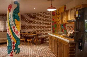 Réfrigérateur, plaque de cuisson, cafetière/bouilloire