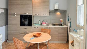 Fridge, stovetop, dishwasher