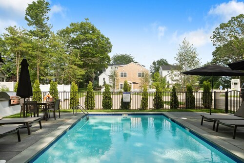 Luxury Coastal Condo in Cape Porpoise – Stylish 2BR Retreat, Pool, Near Beaches!