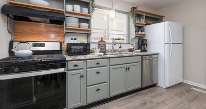 Oasis near NCSU: Walk to Campus, Dine Local 4BR/4B