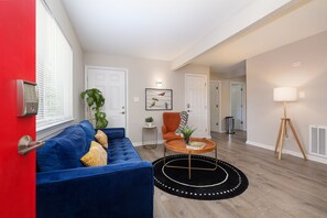 Smart TV, books - Oasis near NCSU: Walk to Campus, Dine Local 4BR/4B (Raleigh)