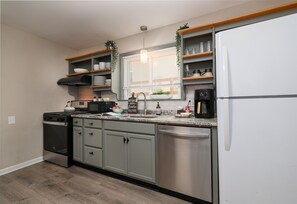 Fridge, microwave, oven, stovetop - Oasis near NCSU: Walk to Campus, Dine Local 4BR/4B (Raleigh)