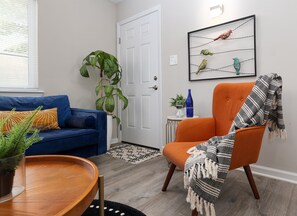 Smart TV, books - Oasis near NCSU: Walk to Campus, Dine Local 4BR/4B (Raleigh)