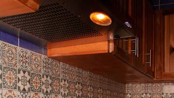 Køleskab, kogeplade, kaffe-/temaskine, elkedel