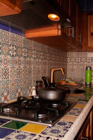 Frigorífico, placa de cocina, cafetera o tetera y hervidor eléctrico